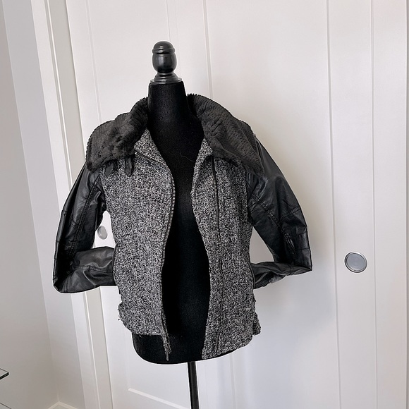 2𝒇𝒐𝒓$150 Guess faux leather sleeve jacket sizeM - Picture 2 of 7